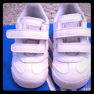 used like new condition white adidas sneakers